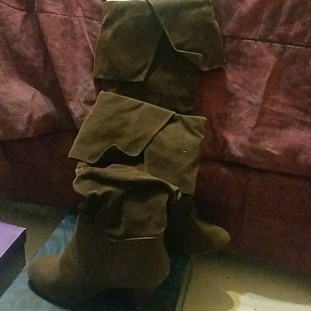 Boots - Picture 3 of 4